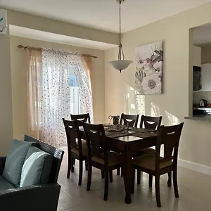 Holiday home Seamist @oceanpointe Comfy 2br W/pool Gym & Parking, Lucea